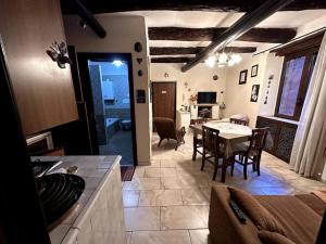 a kitchen and living room with a table and chairs at Casa Felice in Cercola