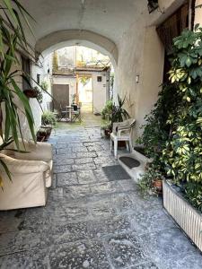 un patio al aire libre con plantas y una pasarela de piedra en Casa Felice, en Cercola