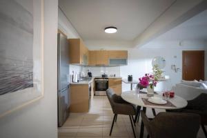 Dapur atau dapur kecil di Pame Rentals - Cozy Glyfada Stay with Free Parking