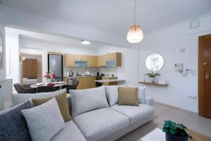 sala de estar con sofá y cocina en Cozy Stay in Glyfada with WiFi, Garden, Parking, en Atenas