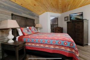um quarto com uma cama e um tecto de madeira em A Moment's Peace em Gatlinburg
