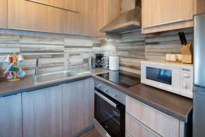 una cucina con lavello e microonde di Villa Dianne - Your Home in Mount Parnassos ad Aráchova Altre 38 foto