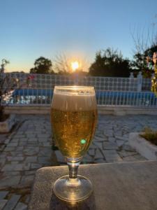 un vaso de cerveza sentado en una mesa con la puesta de sol en La Blanca de Aroche, en Aroche