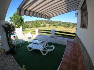 un patio con 2 sillones y una mesa en La Blanca de Aroche, en Aroche