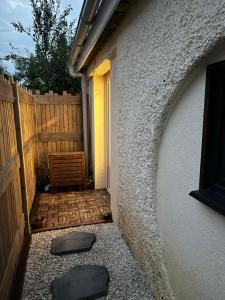 una entrada a un patio trasero con una valla y una puerta en Studio cosy à 15 min de Bordeaux, en Saint-Sulpice-et-Cameyrac