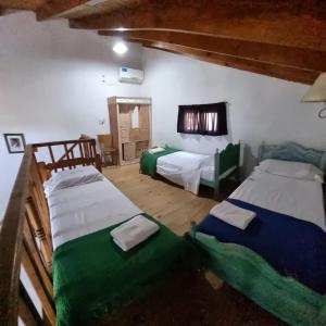 Katil atau katil-katil dalam bilik di Los manzanos .