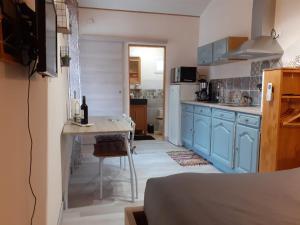 Kuchyň nebo kuchyňský kout v ubytování Studio indépendant dans villa