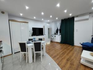 sala de estar con mesa, sillas y sofá en Apartament na Szewskiej, en Glogovia