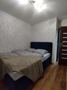 ein Schlafzimmer mit einem Bett in einem Zimmer in der Unterkunft Apartament na Szewskiej in Głogów