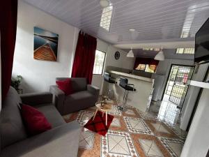 ein Wohnzimmer mit einem Sofa und einem Tisch in der Unterkunft Casita de Campo in Sardinal