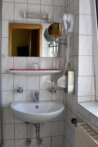 Koupelna v ubytování Garni Hotel-Pension Holum