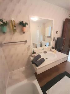 Baño blanco con lavabo y espejo en nice apartment in hotel ronda 4 first beach line, en Fuengirola