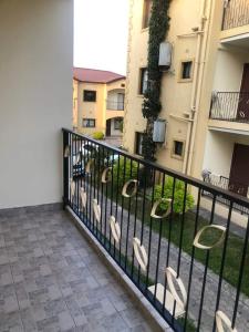 Un balcón de un edificio con sillas y una valla en LouieVille Apartments en Lusaka