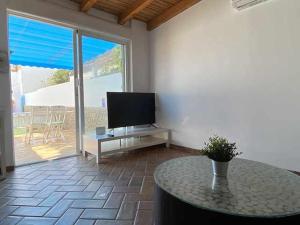 Televízia a/alebo spoločenská miestnosť v ubytovaní Casita para 2 personas piscina privada playa