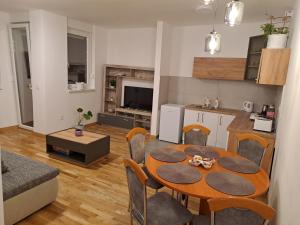 Kuchyň nebo kuchyňský kout v ubytování DAS Apartman