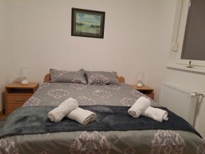 Rúm í herbergi á DAS Apartman