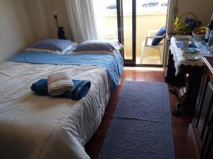 1 dormitorio con 2 camas, mesa y ventana en Avenida 8 apartment, en Espinho