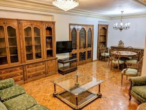 sala de estar con armarios de madera y mesa de cristal en Comunidad Valenciana 31 en Elche