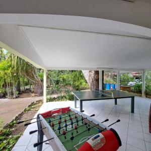 a ping pong table in a room with a pool table at Résidence Les Manguiers in Pointe-Noire
