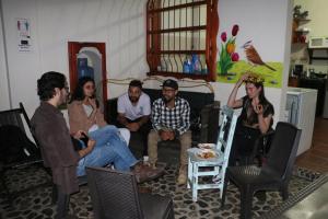 a group of people sitting in a living room at Candileja Hostel in Jardin