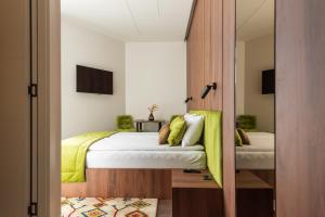 Postel nebo postele na pokoji v ubytování Apartments EMERALD Free Garage Parking + 35 fotografií