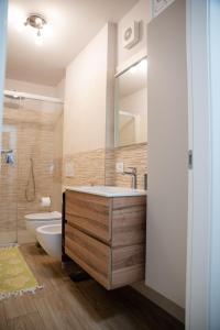 Phòng tắm tại Lovely bright apartment in Barzio center