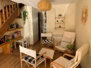 - un salon avec des chaises et un escalier dans l'établissement "CHALET A ESTRENAR" MIRADOR DE LA VENTOSA-Potes, à Ojedo