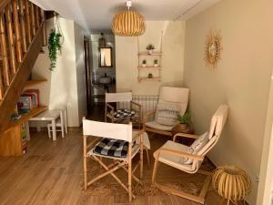 ein Wohnzimmer mit Stühlen und einem Tisch in der Unterkunft "CHALET A ESTRENAR" MIRADOR DE LA VENTOSA-Potes in Ojedo