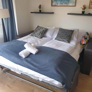 A bed or beds in a room at Magyartenger Apartman Balatonlelle