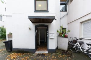埃森的住宿－T&K Apartments - 1-3 Zimmer Apartments - Essen，通往建筑物的大门,外面有自行车停放