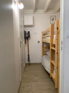 a small room with bunk beds and a hallway at L'évasion des pins - Au coeur de la Nature in Saint-Jean-de-Monts