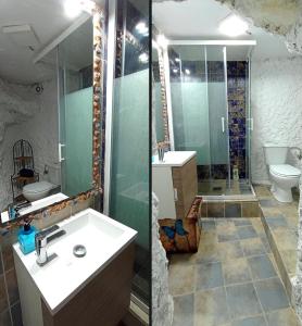 W łazience znajduje się umywalka, prysznic i toaleta. w obiekcie Mirasierra w mieście Bedmar