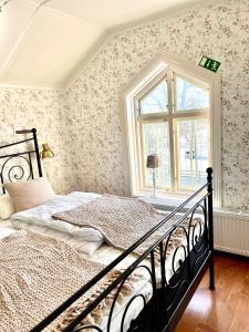 1 dormitorio con cama y ventana en Klostergårdens Vandrarhem, en Varnhem