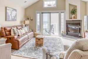 ロックアウェイ・ビーチにあるAlpine Shores - Meredith Lodgingのソファと暖炉のあるリビングルーム