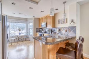 ロックアウェイ・ビーチにあるAlpine Shores - Meredith Lodgingの木製のキャビネットとカウンタートップを備えたキッチン