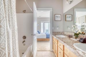 ロックアウェイ・ビーチにあるAlpine Shores - Meredith Lodgingの浴槽、洗面台、鏡のあるバスルーム +51枚の写真