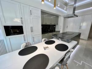 una cucina bianca con tavolo e sedie bianchi di DoorMat#6 Domus Dei a Salonicco