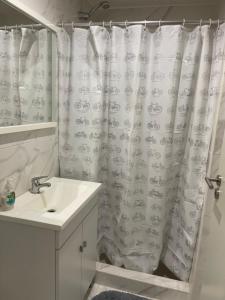 baño con lavabo y cortina de ducha en Monoambiente en zona céntrica en Rosario