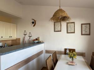 Kuchyňa alebo kuchynka v ubytovaní Appartement vue Mer Les Restanques du golfe de Saint Tropez