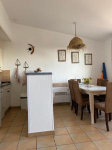 Kuchyňa alebo kuchynka v ubytovaní Appartement vue Mer Les Restanques du golfe de Saint Tropez