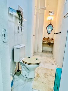 een badkamer met een wit toilet in een kamer bij SUÍTE do Nino in Aracati