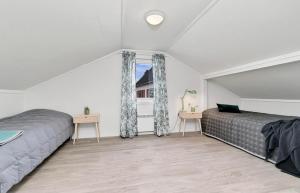 1 Schlafzimmer mit 2 Betten und einem Fenster in der Unterkunft Din hjem! Mitt i by1. Gratis parkering!! in Narvik