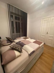 Bett mit Kissen darauf in einem Zimmer in der Unterkunft Biljka in Wien