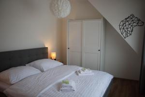 1 dormitorio con 1 cama con 2 toallas en Apartmán pod Plešivcem en Abertamy