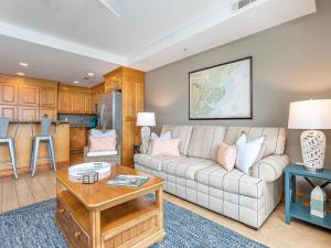 ein Wohnzimmer mit einem Sofa und einem Tisch in der Unterkunft Tybee Beach Club 125 in Tybee Island