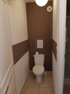 La salle de bains est pourvue de toilettes blanches. dans l'établissement L'appartement du parc vert marine, à Houlgate
