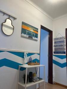 una habitación con una pared con una pintura del océano en Apartment Ericeira South, en Ericeira