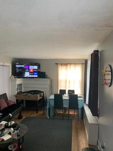 TV a/nebo společenská místnost v ubytování Luke's Hostel