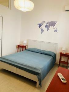 Casa Gigé في أوستيكا: غرفة نوم مع سرير مع خريطة على الحائط