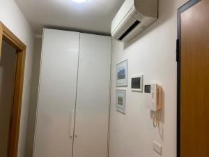 une armoire blanche dans le coin d'une pièce dans l'établissement La casa di Giacomo con parcheggio, à Trieste
